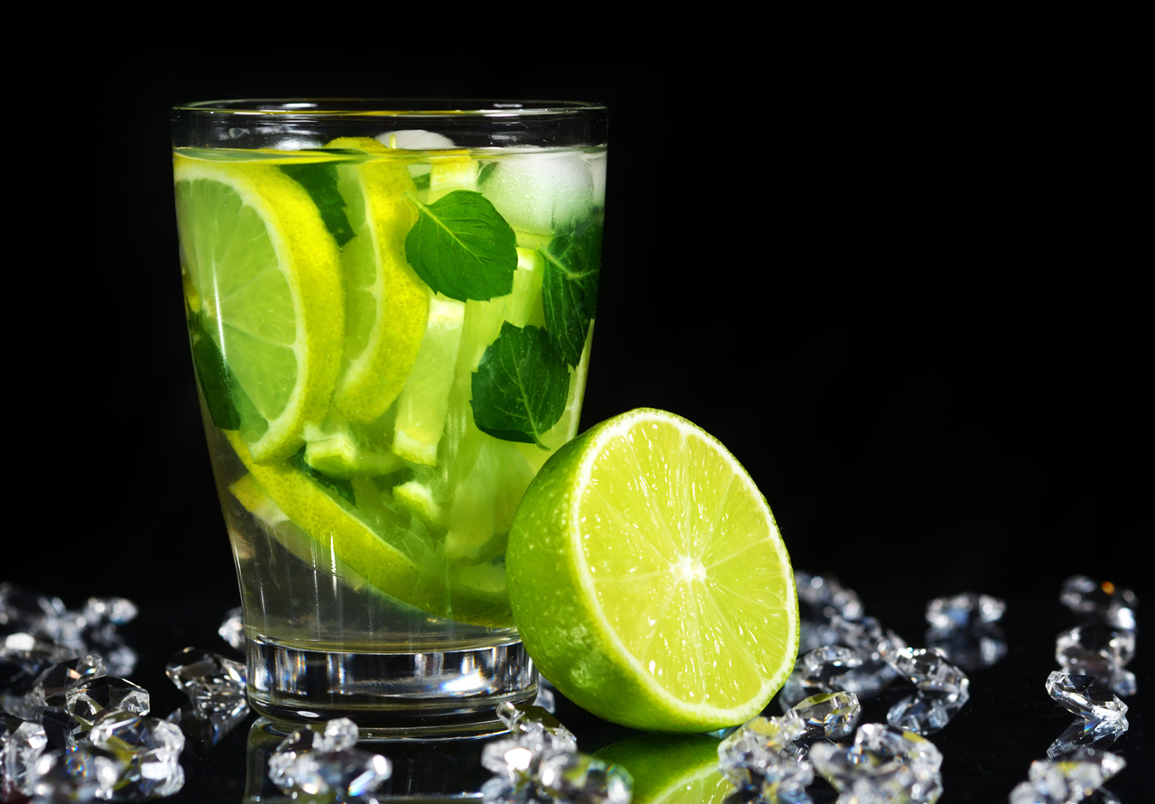 Brandtini green brand association using mixed drink with slices of lime